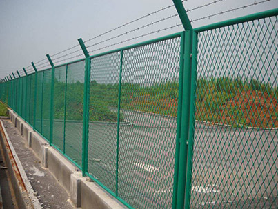 如何選擇公路護(hù)欄網(wǎng)？ 